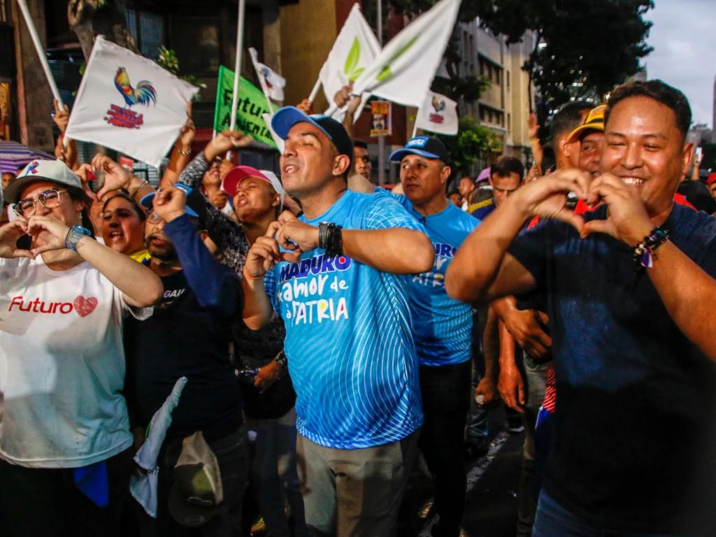 MinecOficial's tweet photo. 2/2El Equipo del Minec liderado por el Min. @JosueLorcaV y miles de personas salieron a las calles para celebrar la campaña del Pdte. @NicolasMaduro candidato de la paz, amor y unión. 
Una fiesta democrática por el futuro, la soberanía y el renacimiento de la Patria. https://t.co/Fib2U9XEG7