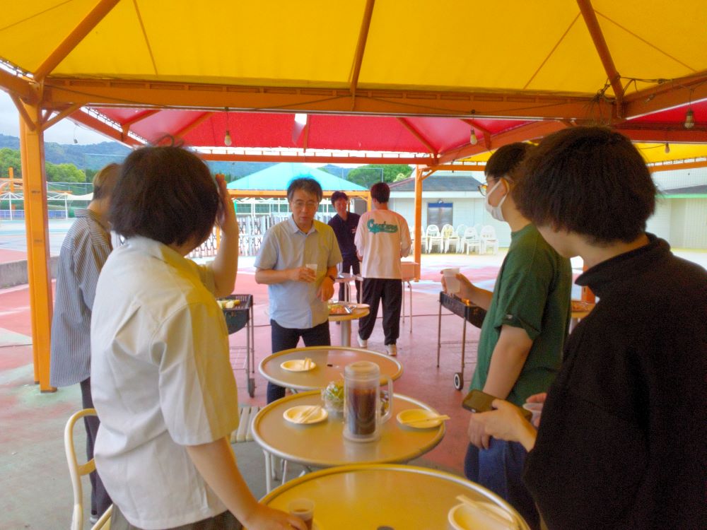 MU_Renkei's tweet photo. #iProject #ウェルピア伊予 にて松本先生によるプレゼンテーションの基本についてレクチャーを受けました。松山駅前にお店を出す想定で商品のプレゼンを行い、どの班の発表が良かったか批評し合いました。グループワークの後は #BBQ で盛り上がりました🥩 https://t.co/GRYpgHvT7e