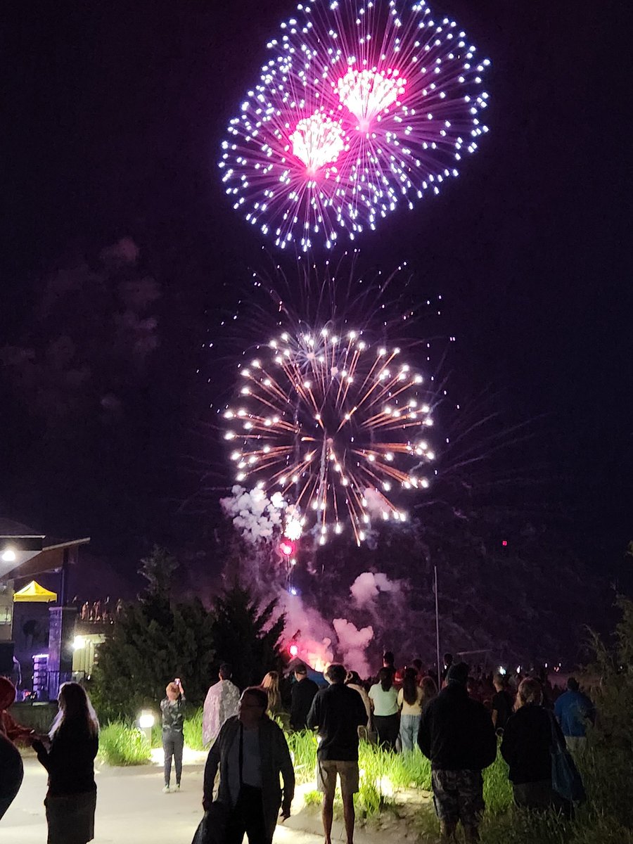 RitaccaPaola's tweet image. My first time experiencing Canada Day Fireworks @ Grand Bend Beach ⛱️ They were absolutely beautiful!