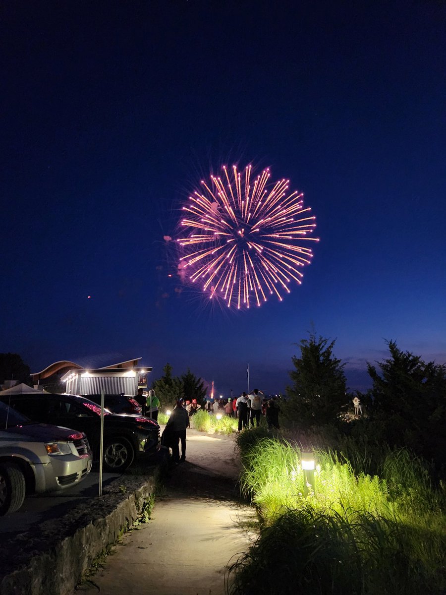RitaccaPaola's tweet image. My first time experiencing Canada Day Fireworks @ Grand Bend Beach ⛱️ They were absolutely beautiful!