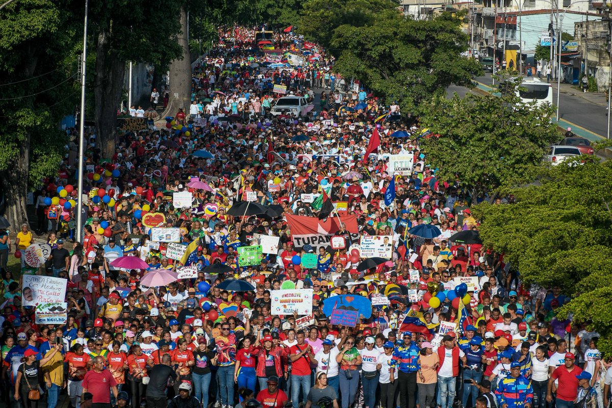 _LaAvanzadora's tweet photo. ¡Juntos décimos: #VenezuelaVaConTodo! 

La esperanza y la fe están en la calle, en este inicio de la campaña "Venezuela Nuestra del Siglo XXI", el pueblo de #Aragua salió a las calles en apoyo a @NicolasMaduro.

@PartidoPSUV https://t.co/AChQzpMFOt