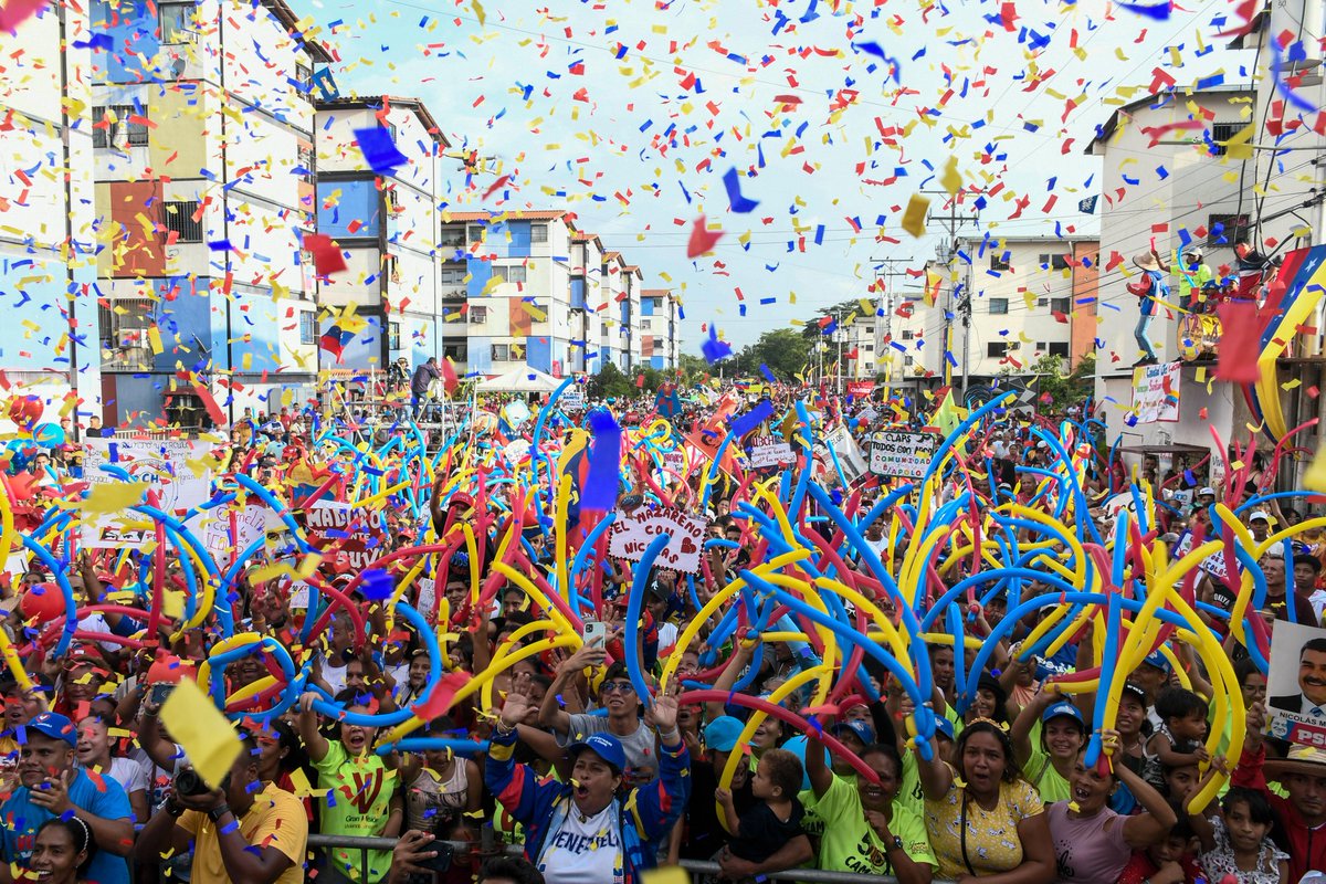 ¡Juntos décimos: #VenezuelaVaConTodo! 

La esperanza y la fe están en la calle, en este inicio de la campaña "Venezuela Nuestra del Siglo XXI", el pueblo de #Aragua salió a las calles en apoyo a <a href="/NicolasMaduro/">Nicolás Maduro</a>.

<a href="/PartidoPSUV/">PSUV</a>