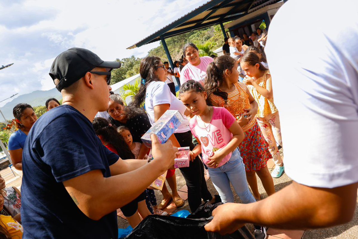 TejidoSocialSv's tweet photo. 🎉🎁 | Disfrutamos de una tarde de alegría y sonrisas con la quiebra de piñatas y entrega de juguetes a niños y niñas de los caseríos El Mozote, La Laguna, La Guacamaya y El Pinalito, todos pertenecientes a los distritos de Meanguera y Arámbala. 
Esta actividad fue organizada por el equipo de la unidad de #AtenciónPsicosocial en el Complejo Educativo El Mozote. 

#TejidoSocial | #MorazánNorte | #ElSalvador