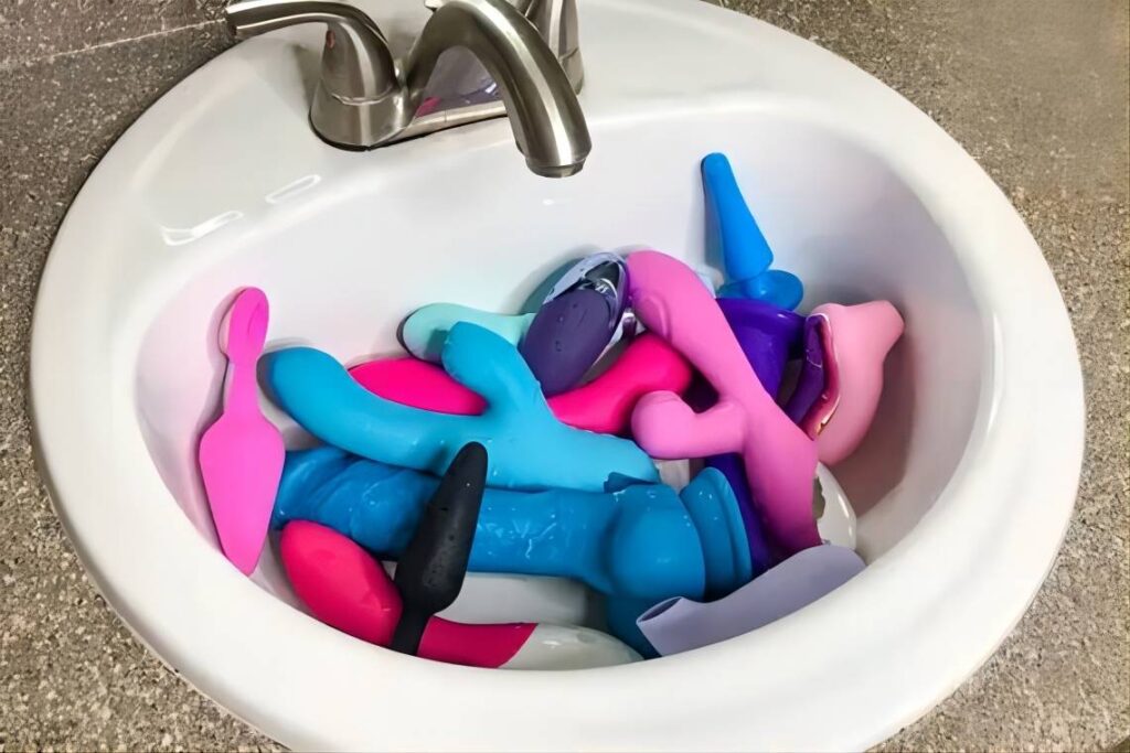 rofiyti's tweet photo. The Ultimate Guide to Sex Toy Care and Cleanliness. Read more, click on the link：https://t.co/0Dpl0KcENO

#TNAiMPACT #TNAWrestling #loveislandusa #MarkTuan #MacysFireworks #ARGECU #CopaAmerica2024 #NIKKEAX2024 #Dbacks #EssenceFest30📷 #DreamInBlack #DiorSummer25 https://t.co/omJ1QTDYM8