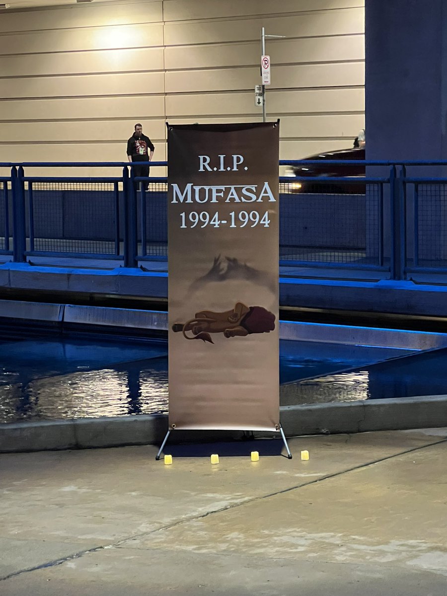 malytwotails's tweet photo. Come pay your respects to the King on the way down to the river @anthrocon https://t.co/eeGdeJRvlC