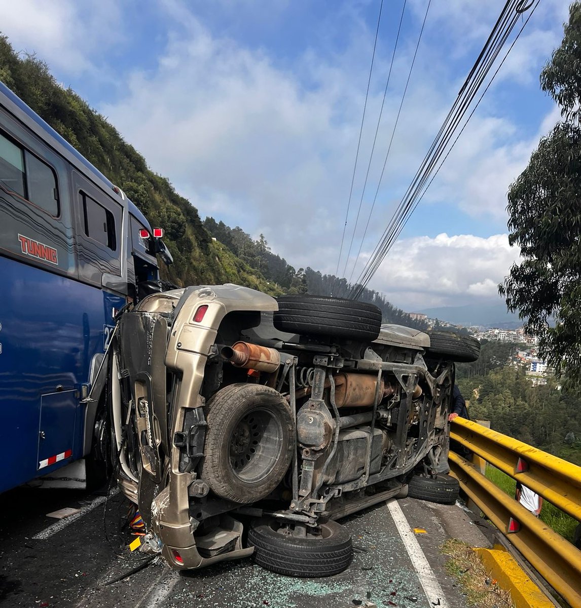 Un chofer de bus causa un terrible accidente, pero los llevan a todos a flagrancia porque ajá, incluyendo el conductor del auto en la foto, que quedó hecho añicos. Un poquito de sentido común no estaría demás.