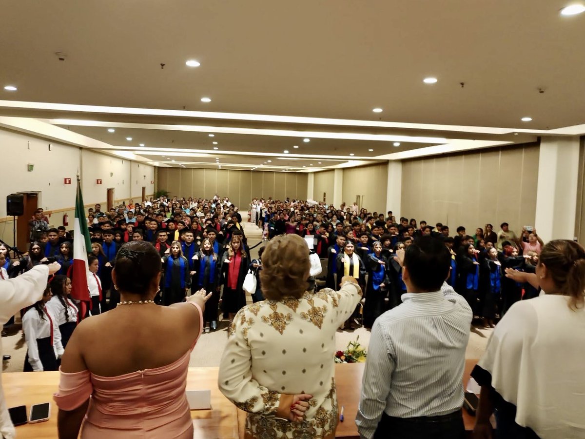richastudillo's tweet photo. 🎓 Las clausuras son una celebración para reconocer la etapa que ha concluido y recordar que el camino continúa. En el #Distrito7 estamos cumpliendo con las solicitudes para asistir a las graduaciones. 

Les deseo éxito a las y los egresados de la Preparatoria Popular “Dr. Pablo Sandoval”, con quienes hemos estado cerca y apoyado en lo que se solicita. ¡Lo mejor está por venir!