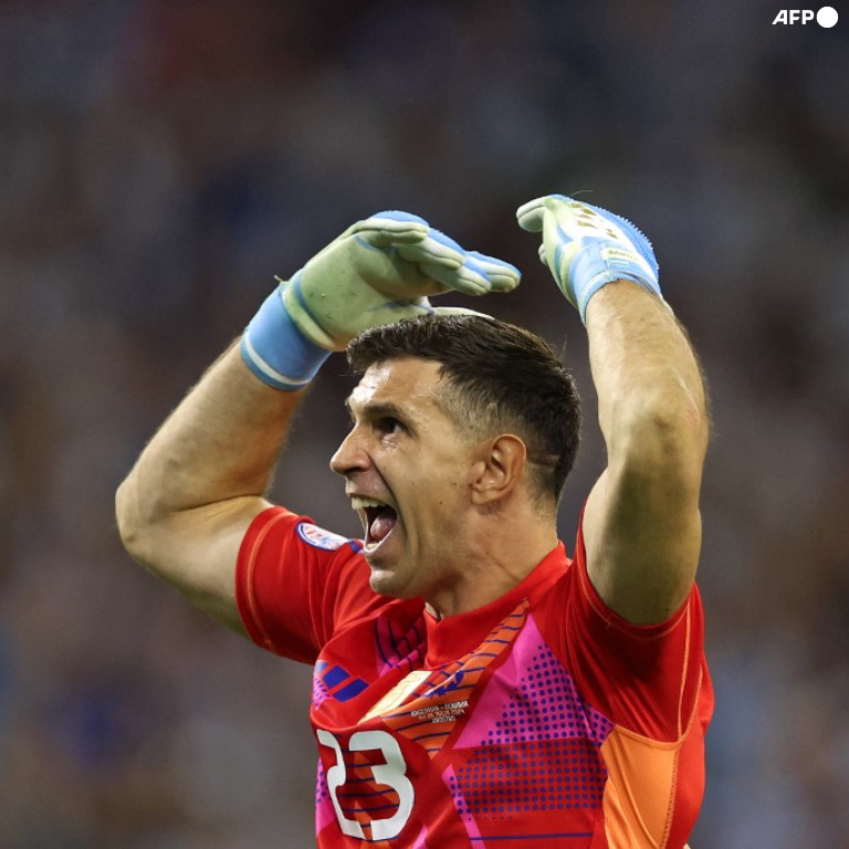 InvictosSomos's tweet photo. ES UN ENFERMO. ES UN DEMENTE. ESTÁ EN OTRO NIVEL. ES UNA PERRA LOCURA LO DE EMILIANO MARTÍNEZ. EL DIBU NACIÓ PARA SER LEYENDA. https://t.co/EdCHAXitdl