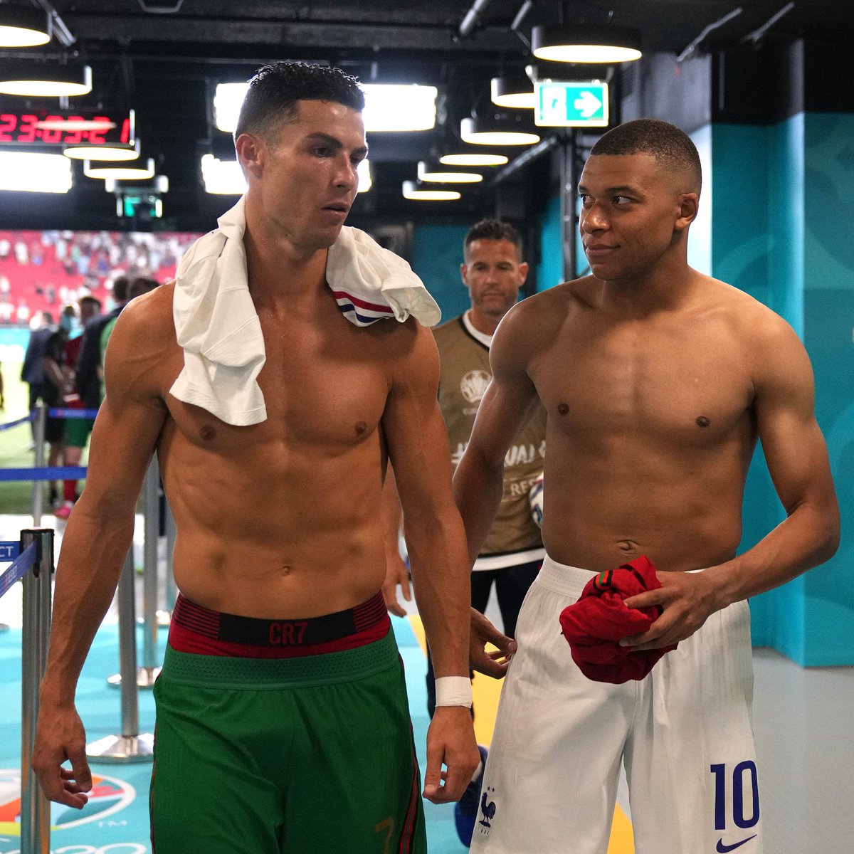 RMCF_Minuto93's tweet photo. 🇵🇹ロナウド vs 🇫🇷エンバペ

今夜、エンバペは憧れのCR7と対戦へ

#EURO2024 https://t.co/0WEA9cIc0F