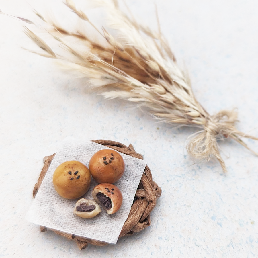3river_mini's tweet photo. #ハンドメイド #ミニチュアフード 
#ハンドメイド好きな人と繋がりたい 
#あんぱん #こしあん 

ねこばあベーカリーのあんぱんは『こしあん』

炊いたあずきを裏ごして、黒糖で練り上げてるので、
コクがすごいんです！ https://t.co/9jM9RnxrDN