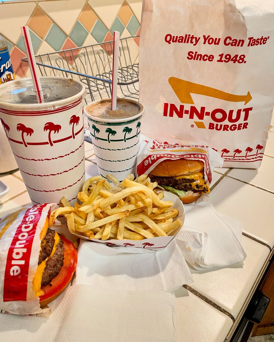 GinnylovesMaui's tweet photo. When it is 109 degrees and you donβt want to stand next to a BBQ, but you still want an all American burger on the 4th of July you go to In-n-Out. Yummy ππ₯€#4thofjuly #inandoutburger #toohottocook πΊπΈ https://t.co/O1fJ0xOFb3