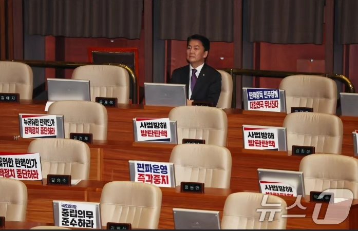 민심을 준엄하게 존중하는 정치인
보수의 명예를 지키는 정치인
왕따도 두렵지 않은 진짜 남자 안철수...

진짜 너무 멋지다!! 부럽다. 나도 이렇게 멋지고 싶다 ^^

안철수 화이팅!!!