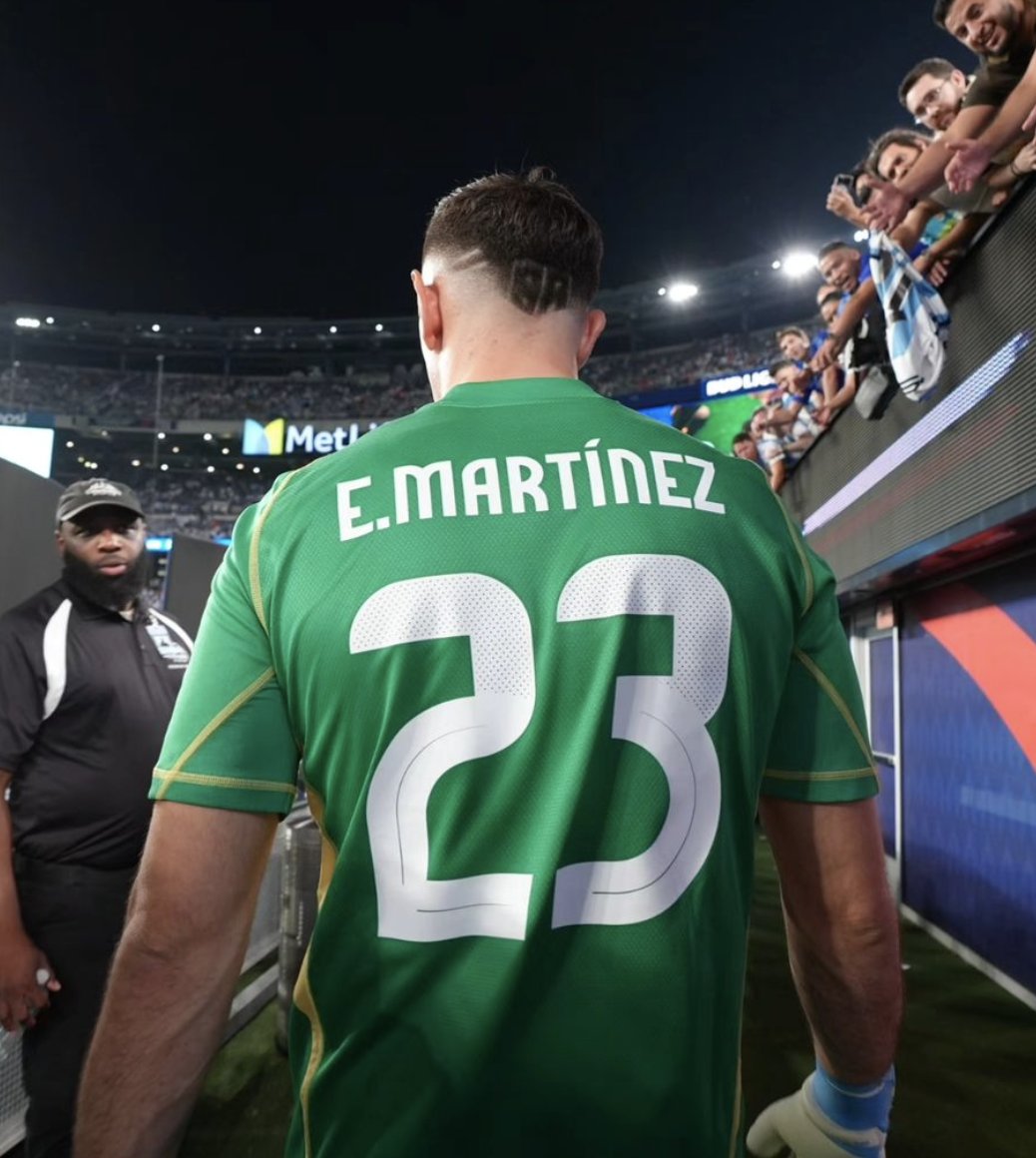 ¡¡ARGENTINA ESTÁ EN LAS SEMIFINALES DE LA COPA AMÉRICA!!
¡¡EL DIBU MARTÍNEZ VOLVIÓ A SER EL HÉROE DE LA ALBICELESTE!!
¡¡EMILIANO SALVÓ A MESSI Y A TODO SU PAÍS!!
¡¡ARGENTINA TIENE AL MEJOR ATAJADOR DE PENALES QUE SE HA VISTO EN EL FÚTBOL INTERNACIONAL!!
¡¡LOCURA TOTAL!!