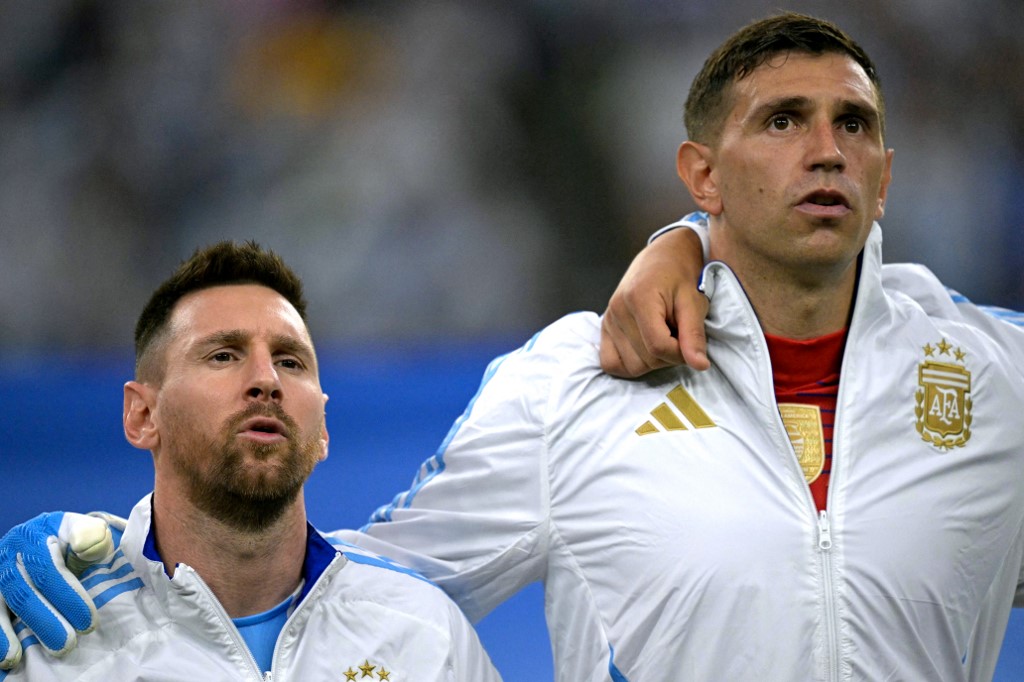 Gracias, Dibu Martínez. Gracias por evitar que el último baile continental de Lionel Messi terminara esta noche con él fallando un penal en la tanda decisiva. GRACIAS POR SALVAR AL GOAT.