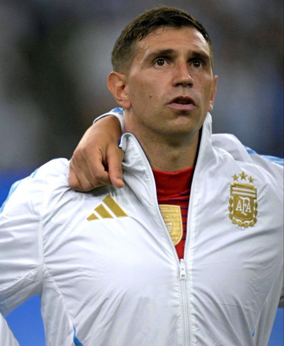 Volvió a aparecer Emiliano Martínez. Otra vez, una vez más. En las pesadas, en las jodidas. Sigue agigantando su figura HISTÓRICA en la Selección Argentina. Le patearon 23 penales, atajó 9. Gracias por ser argentino, Dibu. Gracias.