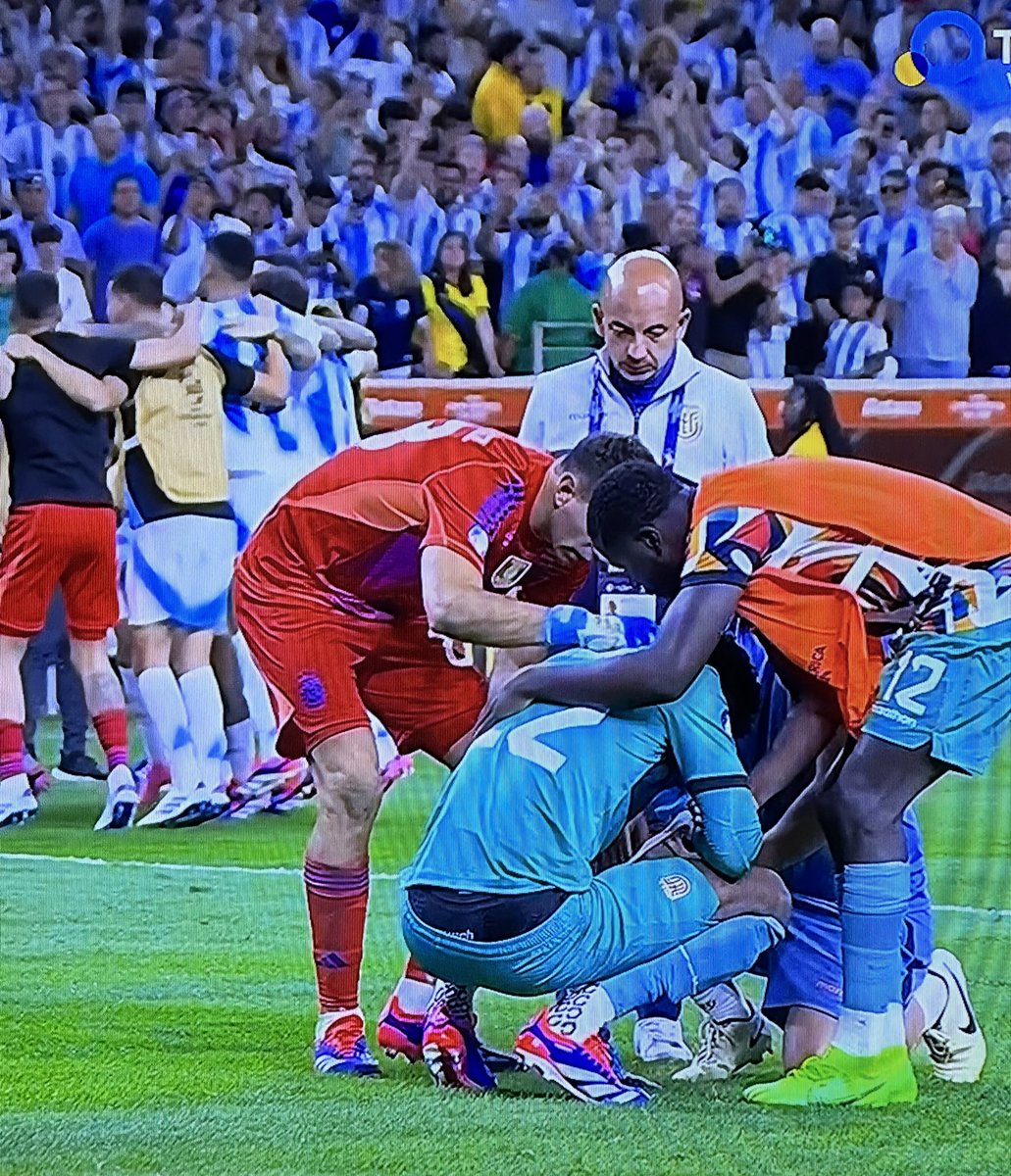 Los grandes medios no te van a mostrar esto, pero el Dibu Martinez en vez de salir a festejar con sus compañeros fue a consolar al arquero rival. Gesto de humildad y compañerismo del mejor arquero del planeta.