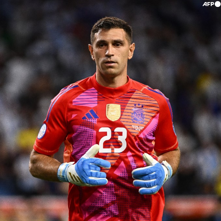 InvictosSomos's tweet image. Los hace temblar. Los hace dudar. Los hace tener miedo. Los hace cuestionarse todo. Los hace fallar. Y, además, les baila. No hay ningún portero en todo el mundo que genere lo que genera El Dibu Martínez en los penales. Nació para esto. Nació para ser leyenda. ES LO NUNCA VISTO…