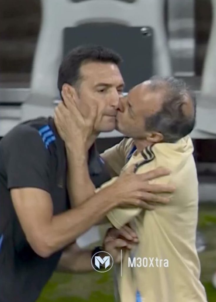 -Igual no cobraron la falta
-Que falta?
-la falta que me haces, Lionel.