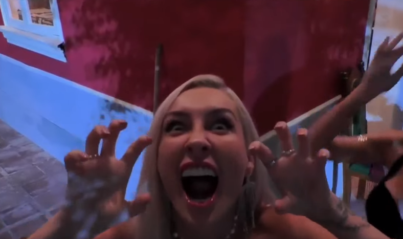 poco se habla que fran hizo hamburguesas, sirvió a los tarados de resistencia, escuchó el chisme, defendió a pangal, puso en su lugar a la botota y luego terminó perreando sola en la zona de sirvientes, ella es mi barbie multifuncional #GanarOServir