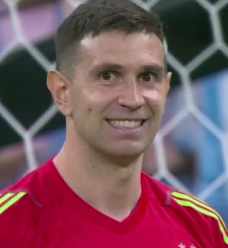 Que diver es pelearlo, osea parece q peleamos con una pared xq no lo tenemos face to face pero es divertido xq alguno de los tantos descansos de las argentas le va a llegar y c va a querer cortar el webo izquierdo