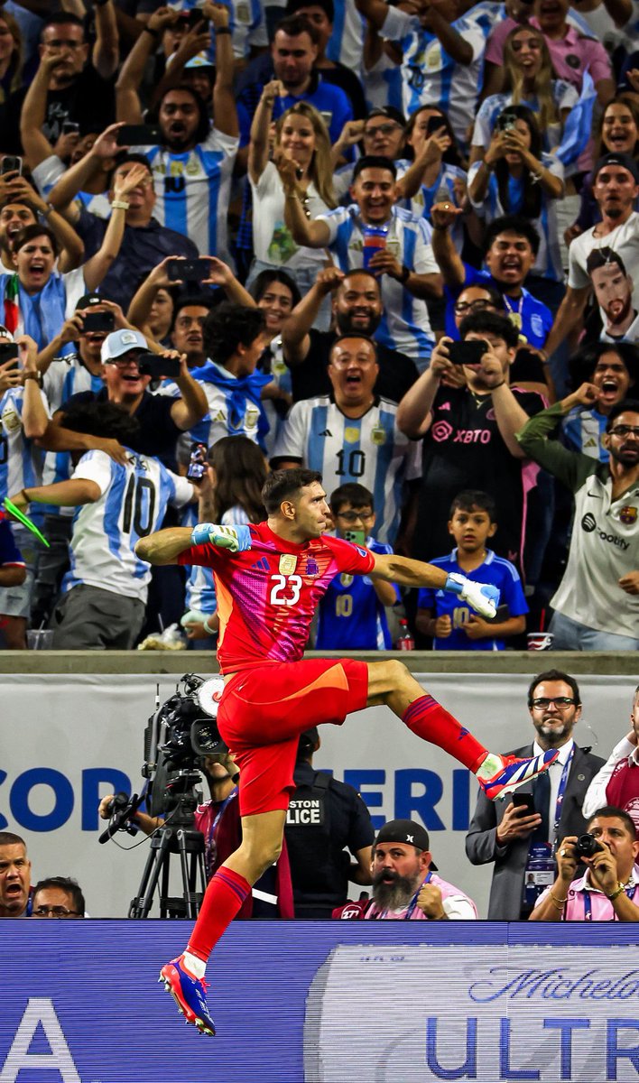 gabllastade's tweet photo. EL DIBU EMI MARTINEZ 🤯 https://t.co/coDil1DFbF