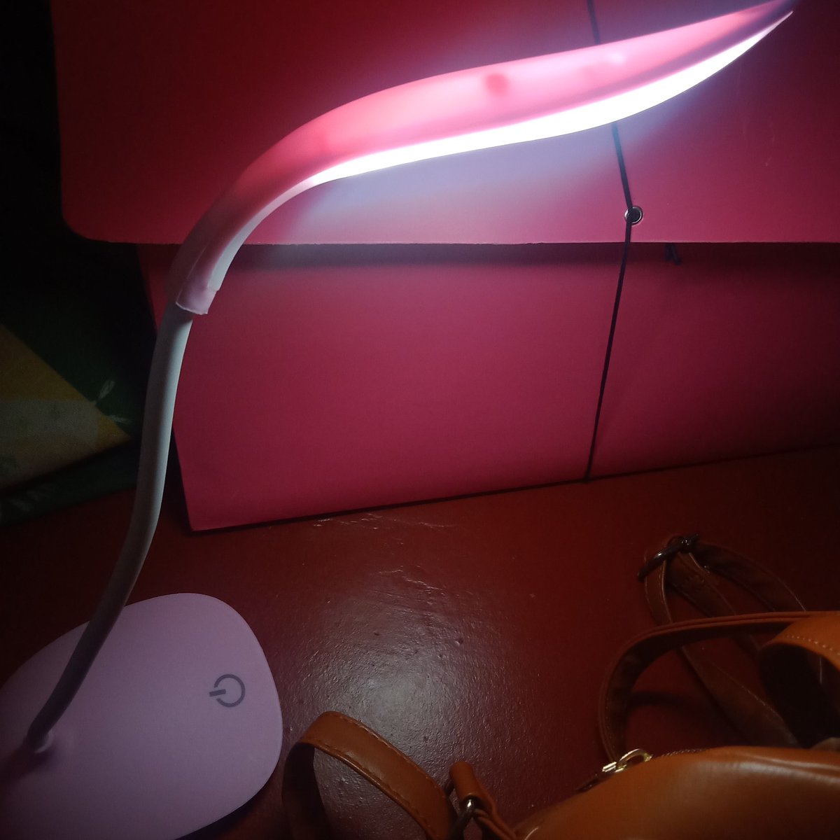 sister_pham's tweet photo. Binilhan ako ni papa kasi ilang araw akong nagpupuyat habang nag-rereview ng naka flashlight lang kasi tulog na mga tao sa bahay.

Gamitin natin to kapag nag-review na ako https://t.co/EnQ5hQHuIW