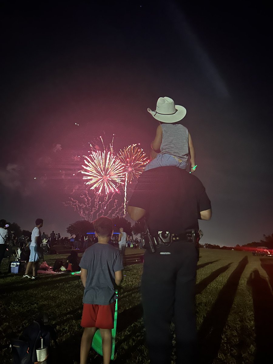 Chief_JWhite's tweet photo. Thank you to the citizen at our family 4th event that took and gave me this photo! Awesome celebration @RosenbergTXGov! Happy Independence Day! https://t.co/wmWRgo2akU