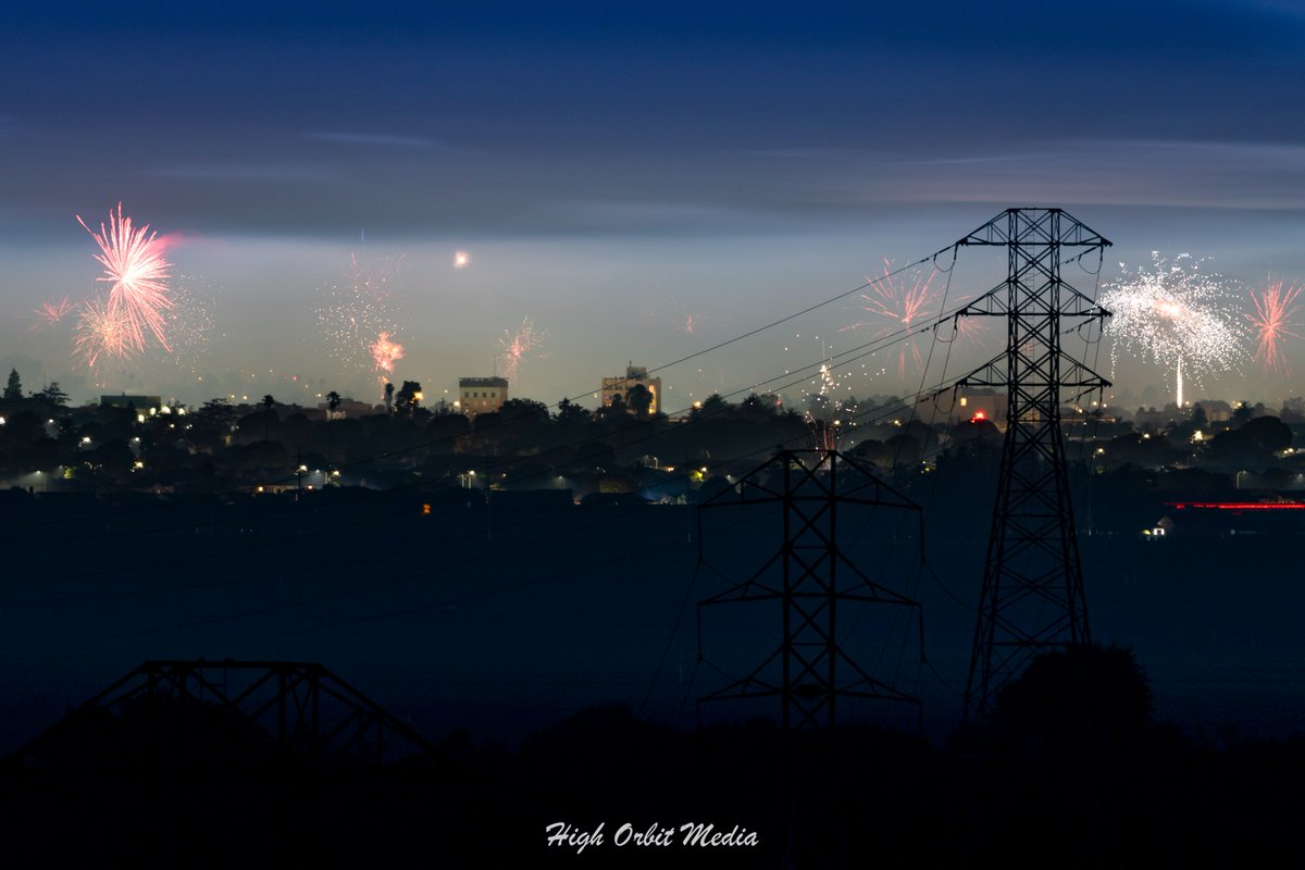 highorbitmedia's tweet photo. Fireworks lighting up the skies over Salinas, CA. July 4, 2024. I finally got a chance to get above the city and capture images like this!

@cityofsalinas @salnews @visitca @mcweekly @montereyherald @ksbw @kion546 @SFGate

#Salinas #4thofJuly #Fireworks #photography https://t.co/dniWJFiiNA