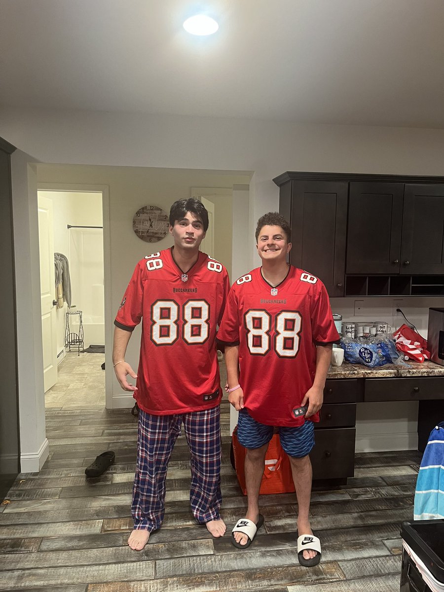 Earl Macintosh tweet media