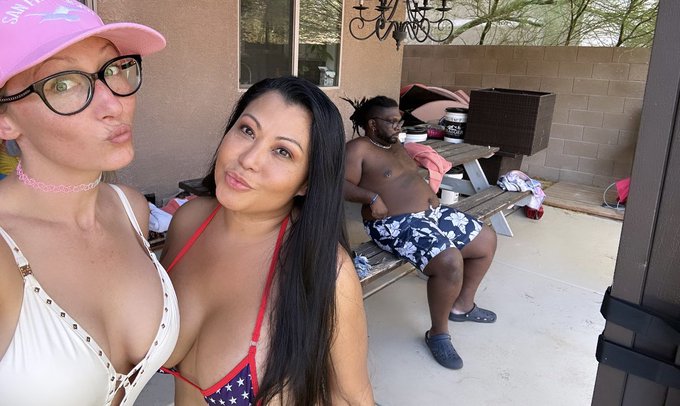 Best 4th of July pool day with my favorite humans! 🥰😍🎆🎇💙❤️🤍🇺🇸 My wifey throws the best parties 🎉 such<a href="/tag/hotmom"class="tags"><span>#hotmom</span></a><a href="/tag/irishgirls"class="tags"><span>#irishgirls</span></a><a href="/tag/cutemilf"class="tags"><span>#cutemilf</span></a>