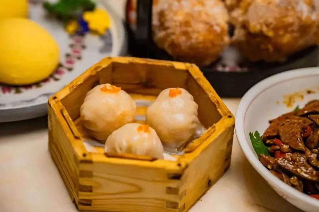 GBA_Foshan's tweet photo. #SavoringFoshan | 即点即做!本人人看了都流口水的佛山「 老字号」点心🥰Dim sum classics like shrimp dumplings, siu mai, and Chinese crullers offer a delightful taste experience that’s sure to satisfy! #FlavorsofChina #CityChina
📍君临点心专家,佛山市南海区樵高路新城广场 https://t.co/gPTy8i6RVI