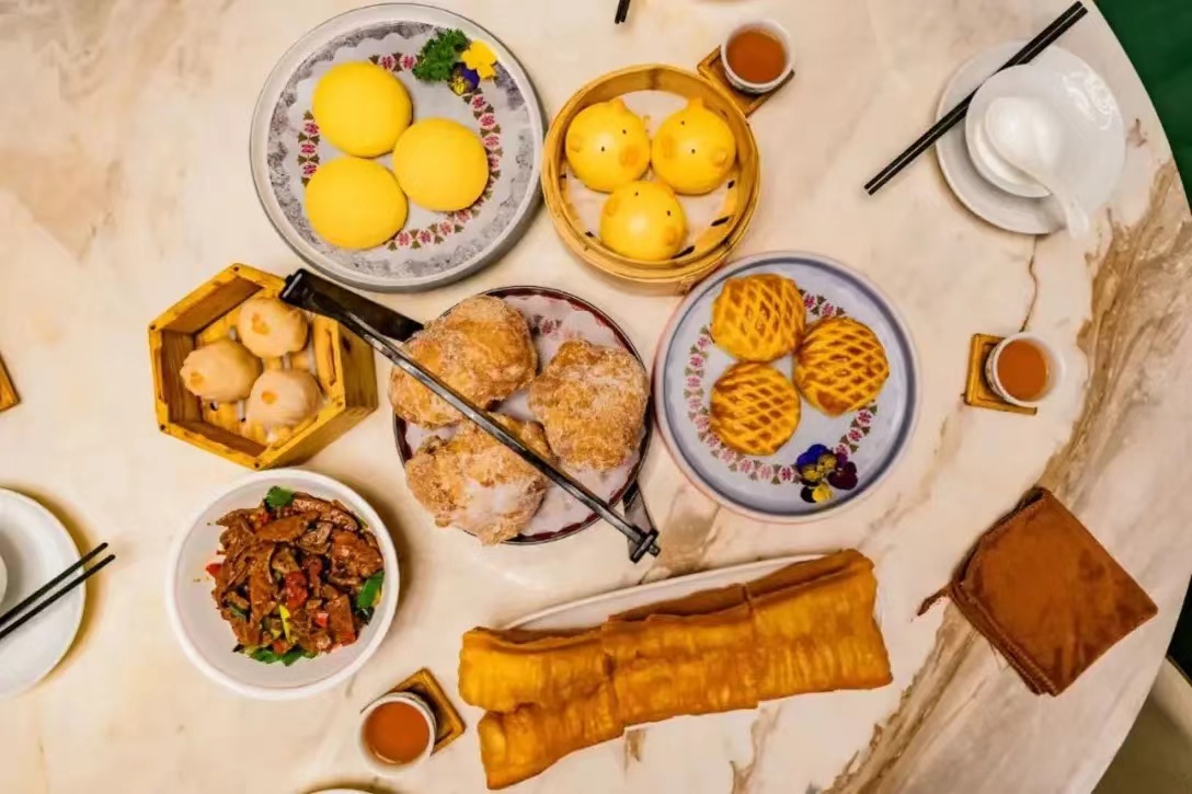 GBA_Foshan's tweet photo. #SavoringFoshan | 即点即做!本人人看了都流口水的佛山「 老字号」点心🥰Dim sum classics like shrimp dumplings, siu mai, and Chinese crullers offer a delightful taste experience that’s sure to satisfy! #FlavorsofChina #CityChina
📍君临点心专家,佛山市南海区樵高路新城广场 https://t.co/gPTy8i6RVI