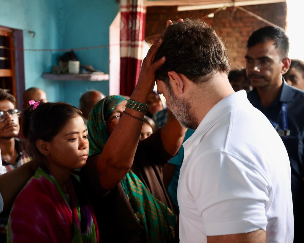 Rajasthan PCC (@incrajasthan) on Twitter photo हाथरस हादसे के पीड़ितों से मिले नेता विपक्ष श्री <a href="/RahulGandhi/">Rahul Gandhi</a>
इस मुश्किल वक्त में हम आपके साथ खड़े हैं।
📍 अलीगढ़, उत्तर प्रदेश हाथरस हादसे के पीड़ितों से मिले नेता विपक्ष श्री <a href="/RahulGandhi/">Rahul Gandhi</a>
इस मुश्किल वक्त में हम आपके साथ खड़े हैं।
📍 अलीगढ़, उत्तर प्रदेश