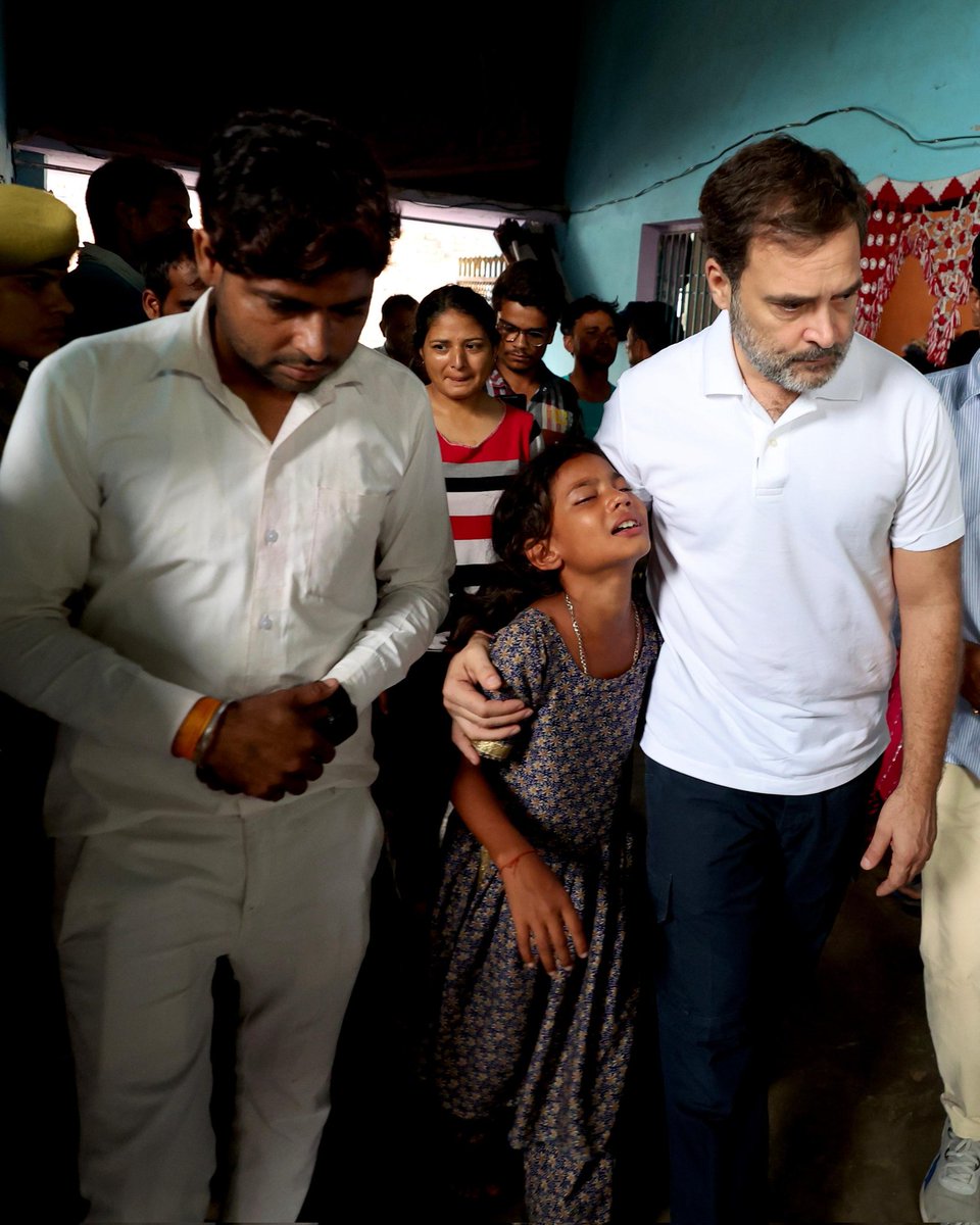 NewsSChaudhary's tweet photo. हाथरस के पीड़ितों के साथ राहुल गांधी 🙏 https://t.co/Hn3bfTGkl0