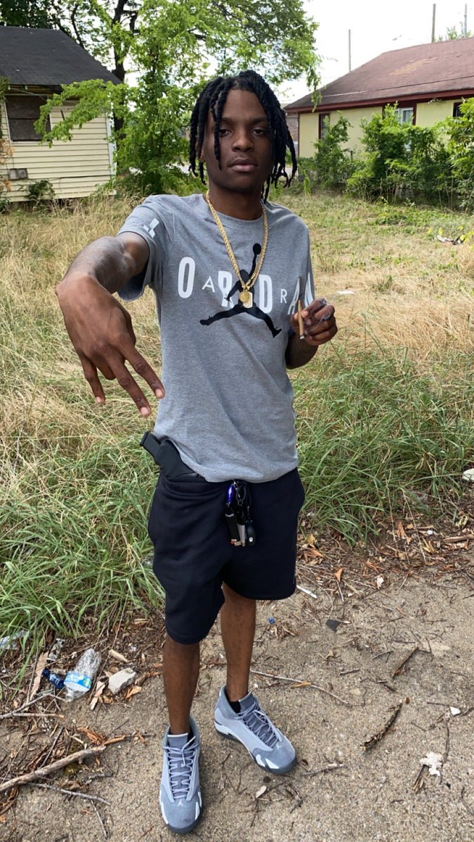 4pfCoby's tweet photo. Ain’t no 🥷🏾 help me do it I had to get off my ass and do it 🫲🏾I was working the block 🏚️bows 🎀’s and hoez👱🏽‍♀️ I had to fucking do it 🤞🏽#freemymama 
#LLMYSISTER https://t.co/HFke6Ed5OS