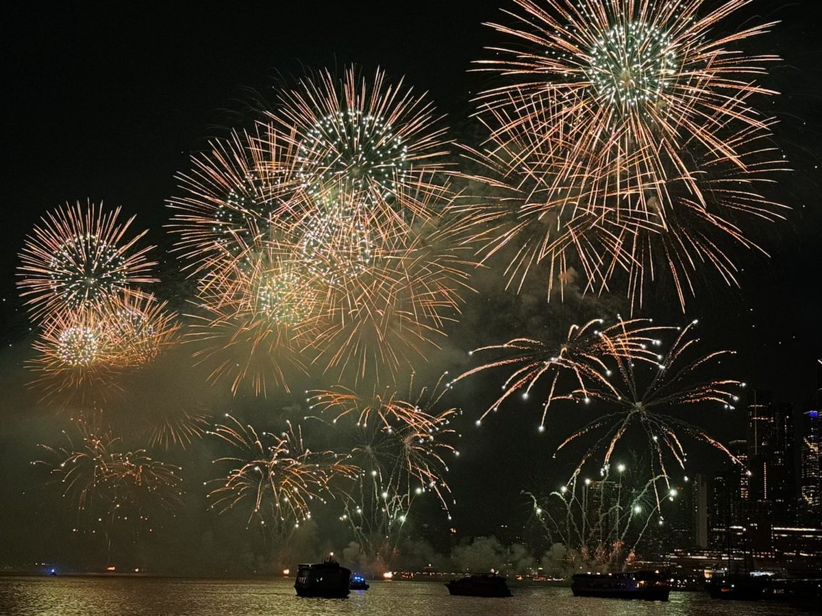 ZindgiGuIzarHai's tweet photo. Bestie has sent this from USA .. its USA’s Independence day .. beautiful fireworks !😍😍😍😍
#USAIndependence
#fireworks
#IndependenceDayUSA https://t.co/wnEkTUXtyR