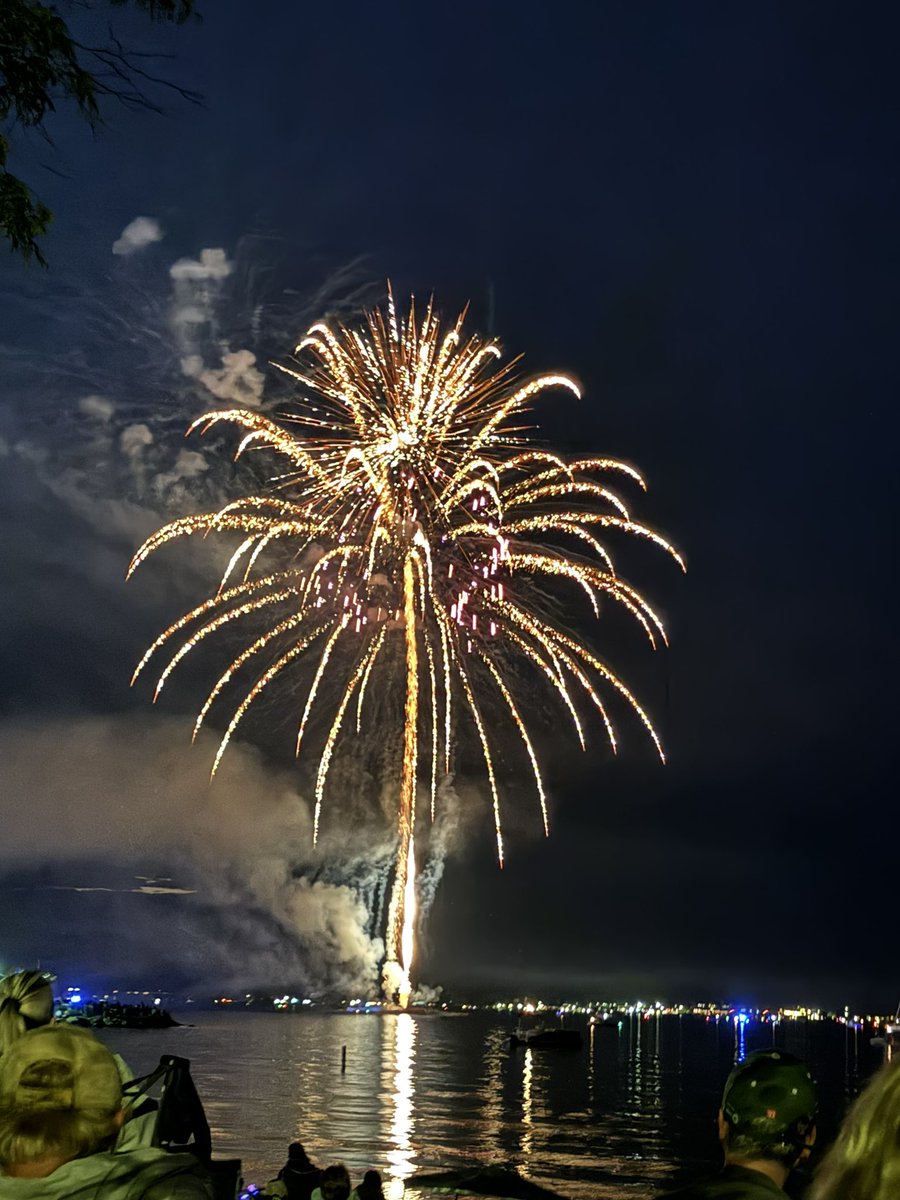 chasselbring321's tweet image. No place I’d rather watch #July4thFireworks from than northern Michigan over the water! Thanks so much, @CityofTC! #pureMichigan #mittenstate