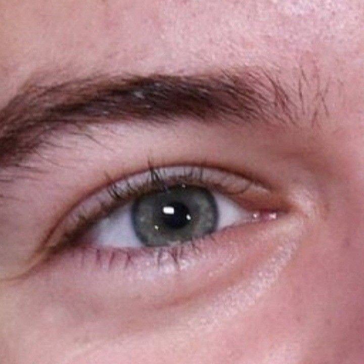gilbpzLS's tweet photo. Quando o apelido "Olhos verdes/azuis" surgiu:

"Me encantei com o brilho que apenas seus olhos possuíam.
- Olhos verdes. Seus olhos são lindos, então será assim que vou te chamar.
- Se me chamará de olhos verdes, nada mais justo que chamar-te de olhos azuis." https://t.co/R13kZG3MOl