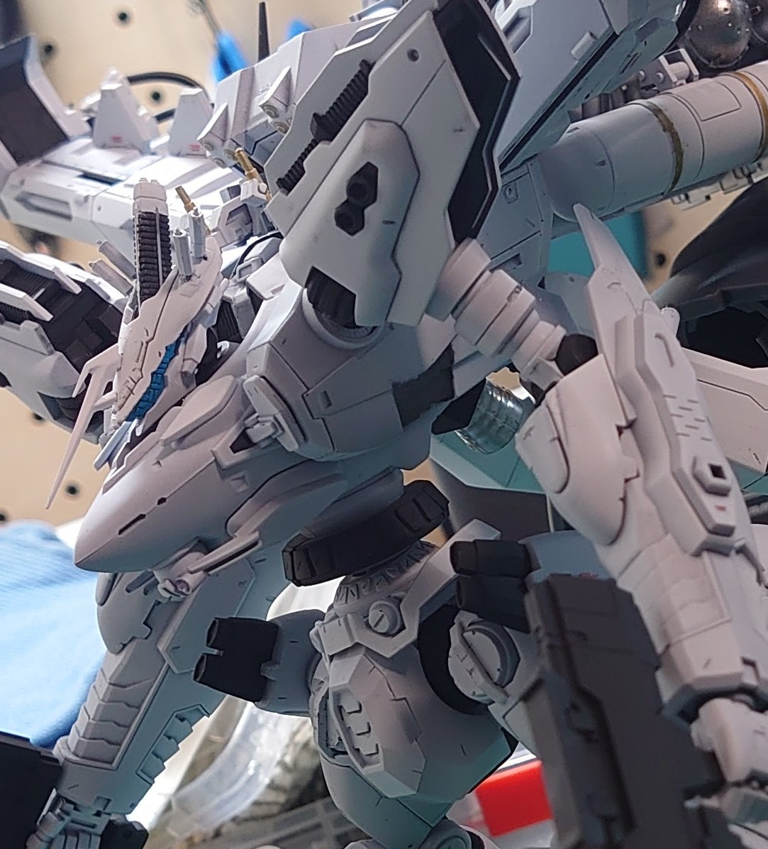 ようやく背負い物も接続完了。
さて、ぐちゃぐちゃな机片付けて、ガンプラに戻るぞ！！