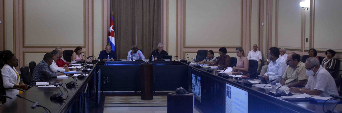 #Cuba vive un valioso, intenso y democrático proceso legislativo. Hoy en la reunión del Consejo de Estado analizamos varios proyectos de leyes previo a su presentación en la <a href="/AsambleaCuba/">Asamblea Nacional Cuba</a>. Son normas jurídicas ofrecen más derechos y garantías. #GenteQueSuma