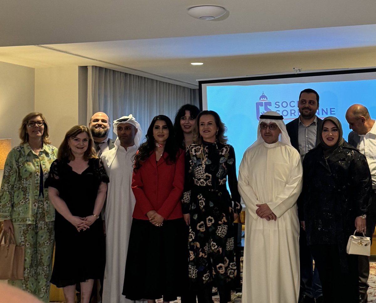 مع الرئيس الفخري لنادي مجتمع خريجين جامعة السوربون في الكويت الدكتور الشيخ احمد ناصر المحمد الصباح والسفيرة كلير بالسفاره الفرنسيه بالكويت والدكتوره بشاير الماجد موسسه النادي .🇫🇷🇰🇼🏛️