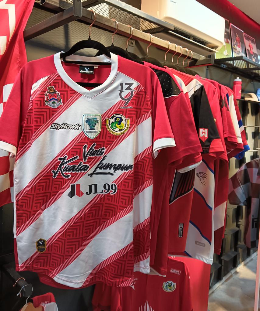 FCKL1974's tweet photo. 📢 #HariJersiKL 🔴⚪
-Penyokong 🔴⚪ @KLCityFootball
& Orang KUALA LUMPUR jom esok "06072024' kita sarung jersi KL 🫰 di seluruh wilayah/bandar KUALA LUMPUR !!!
#FightForKLCity
#SampaiMatiKualaLumpur
#SemangatKLSemangat https://t.co/rasFtAeULl
