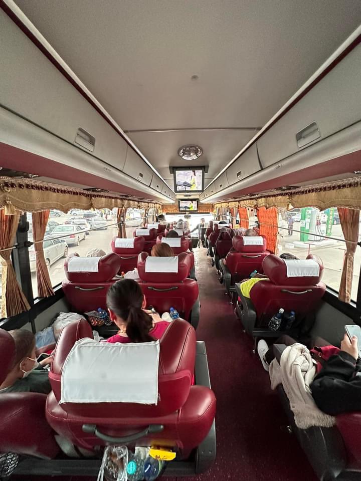 Улаангомын чиглэлд явдаг VIP автобус лаг юм байна. Суудал энэ тэр нь буйдан шиг. Ус, кофе цай үнэгүй. Старлинк тавьчихсан, интернэтийн хурд тасарчихсан. Замын турш тасрахгүй. Бусад чиглэлд ч ингэж явуулмаар юм байна.