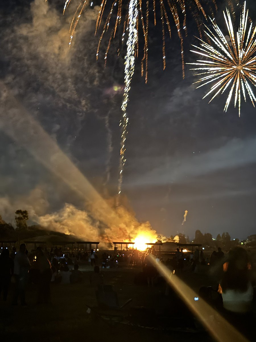 NikkiMedoro's tweet photo. The Lake Cunningham firework show in San Jose actually lights their own hill on fire! https://t.co/NDjTbXzHXl