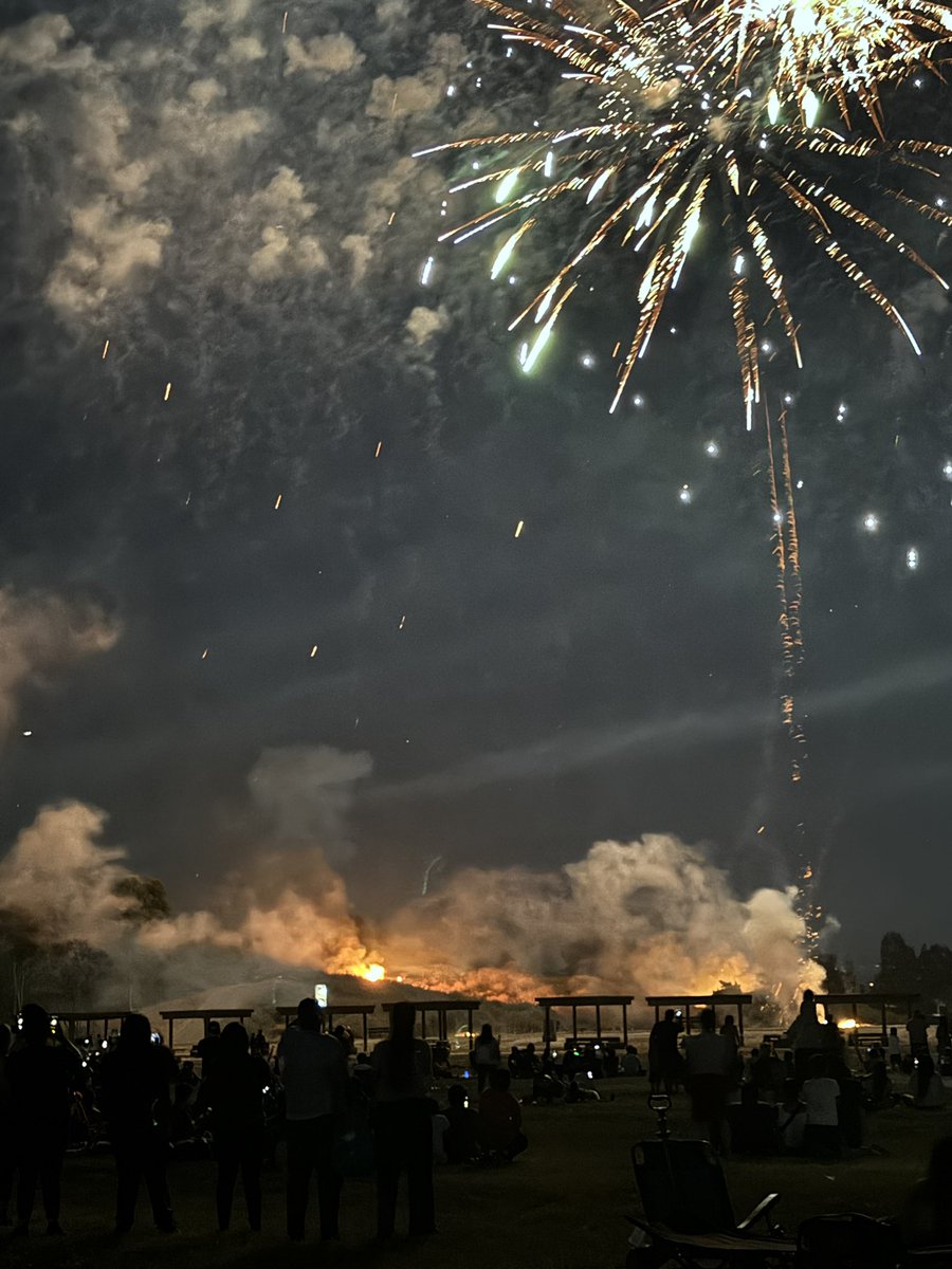 NikkiMedoro's tweet photo. The Lake Cunningham firework show in San Jose actually lights their own hill on fire! https://t.co/NDjTbXzHXl