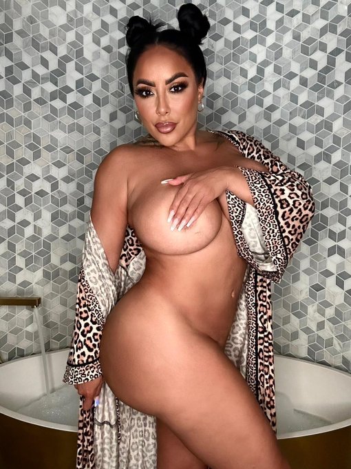 Shooting private custom videos for your eyes only! Fulfilling all fetish and fantasy requests!  🩵JOIN