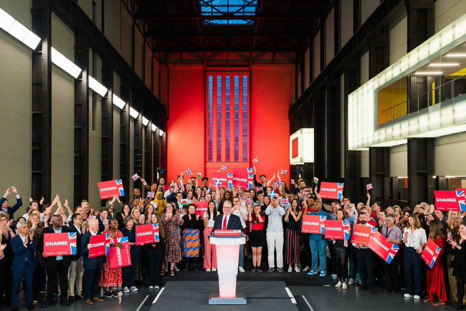 Picture of Keir Starmer in front of Labour Party volunteers, campaigners and staffers