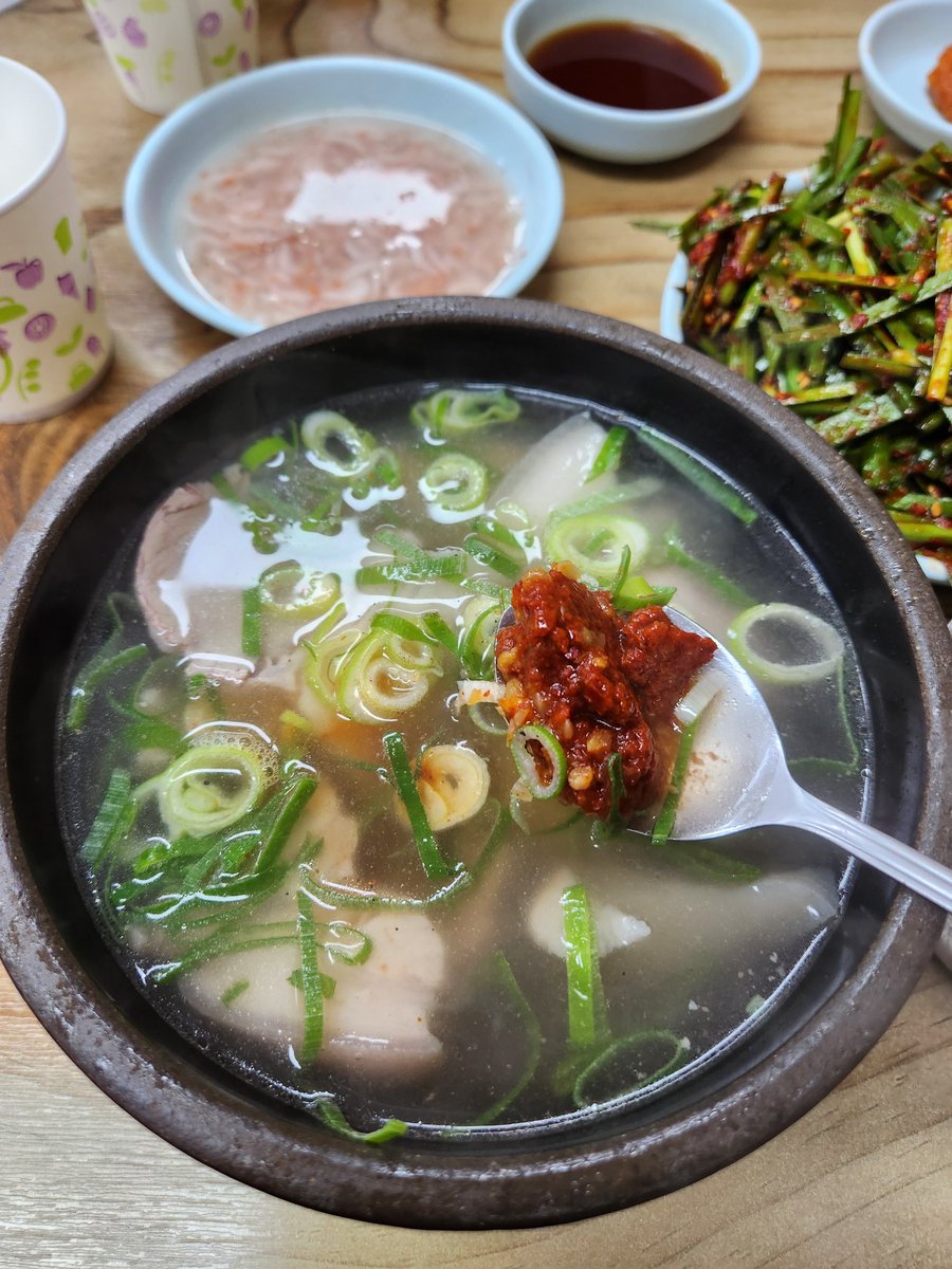 반년만에 부산에 와서,
미쉐린 빕구르망의 용호동 합천국밥집에 왔습니다.
이 곳의 팁을 하나 드리자면, 다대기를 덜어내고 드세요.