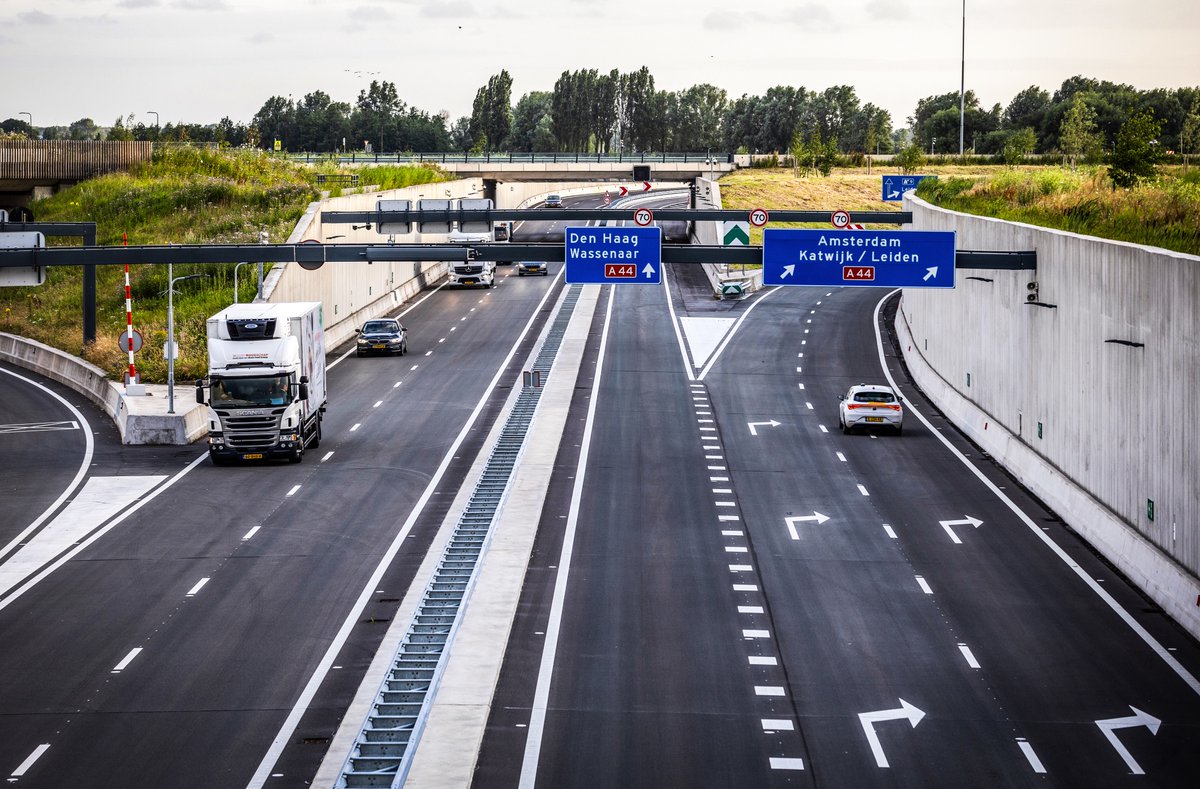 Na zeven jaar bouwen is de Corbulotunnel vanochtend vroeg geopend, vlak na 6.00 uur reed de eerste auto de tunnel in #rijnlandroute #leiden #n434