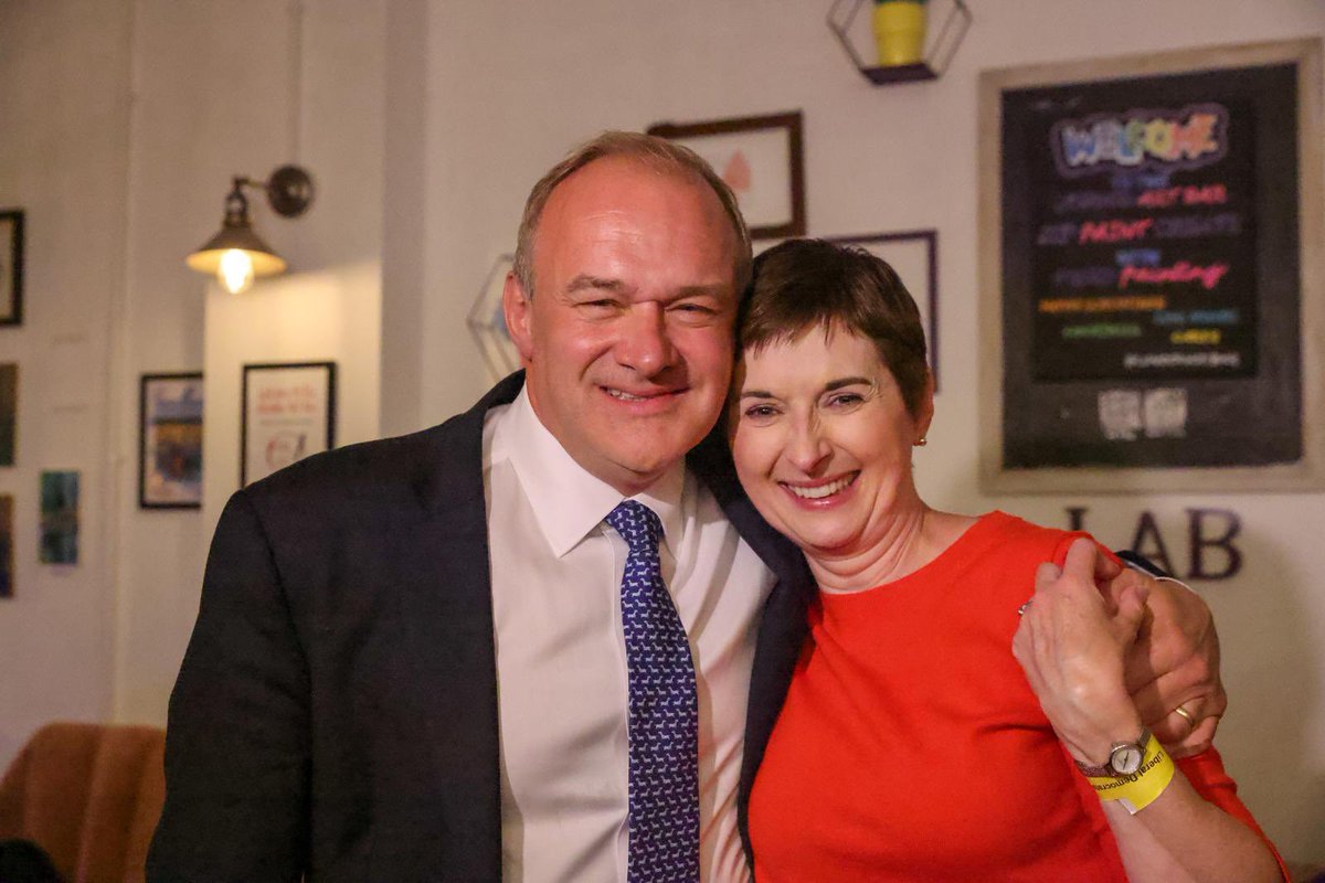 And wonderful to celebrate with the man who has led our amazing campaign <a href="/EdwardJDavey/">Ed Davey</a> 🔸🔸🔸Thank you Ed 👏👏👏